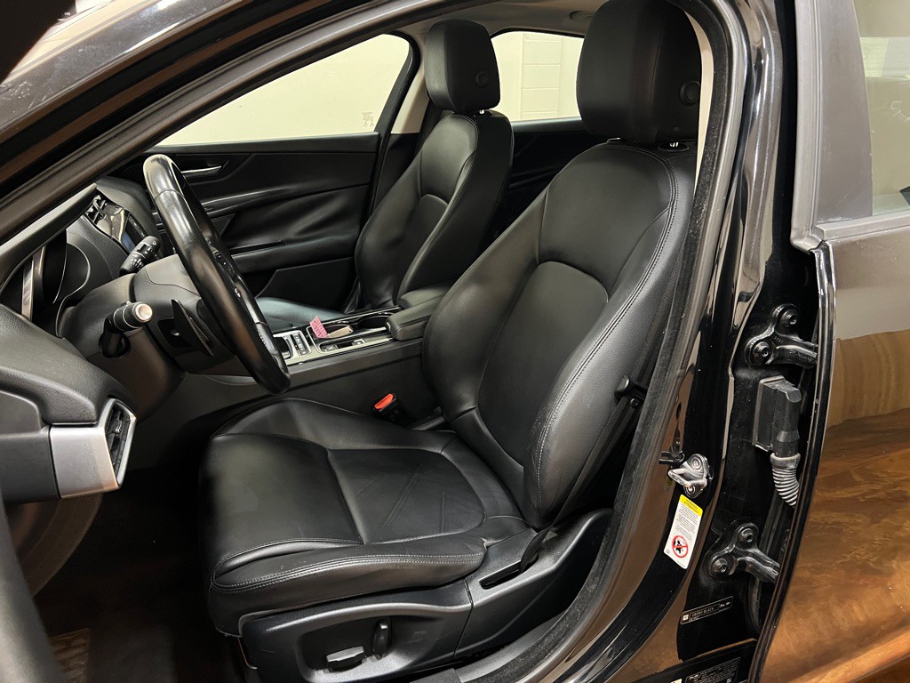 2017 Jaguar XE Image 28