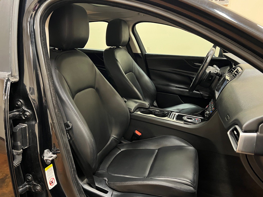 2017 Jaguar XE Image 33
