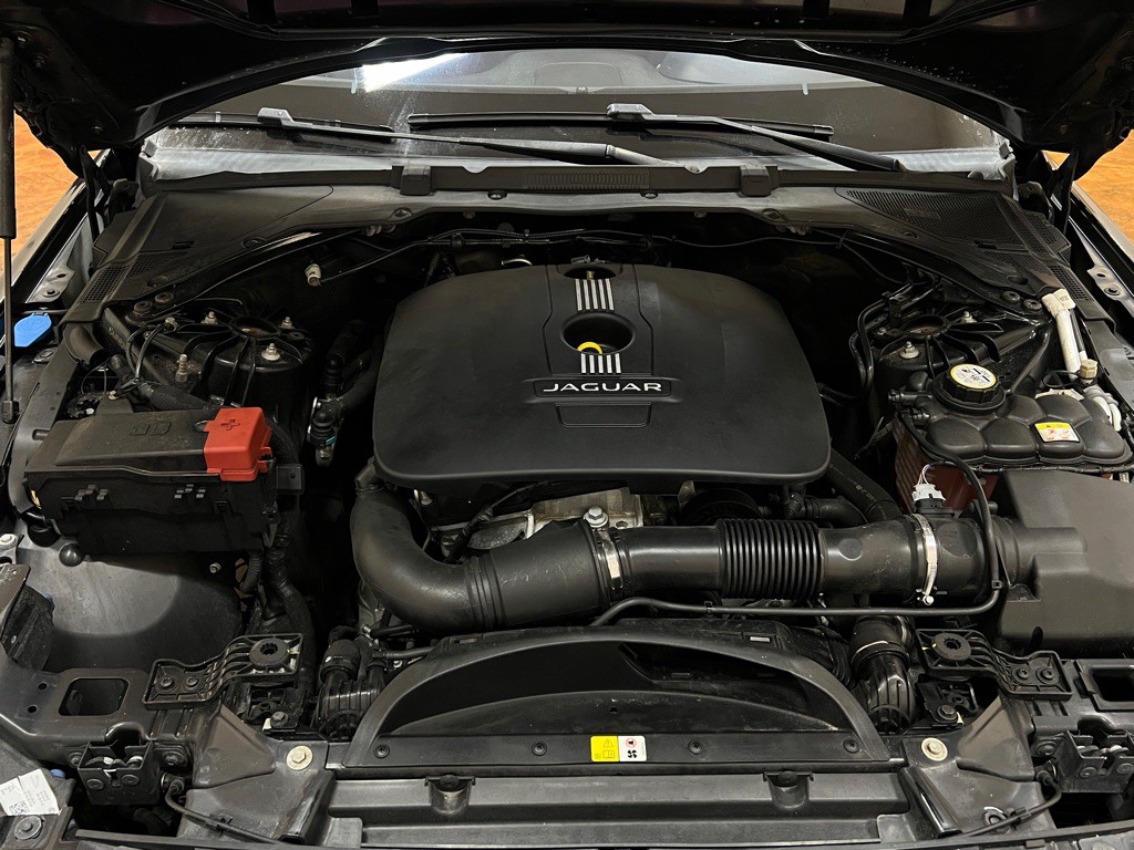 2017 Jaguar XE Image 34