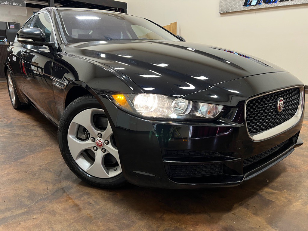 2017 Jaguar XE Image 35
