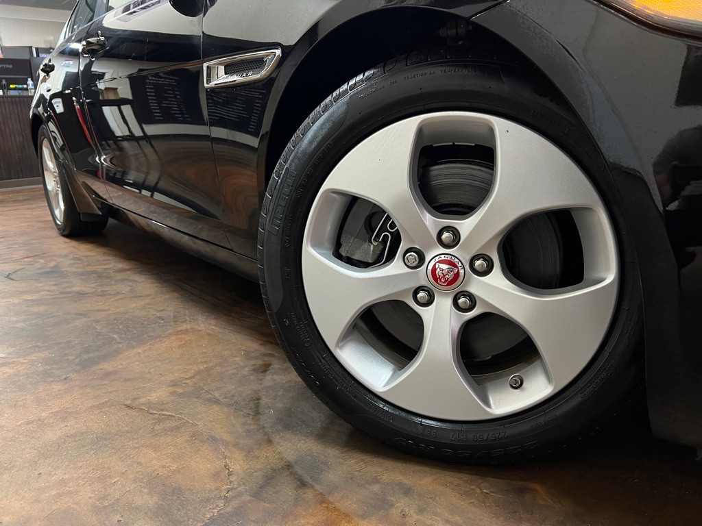 2017 Jaguar XE Image 37