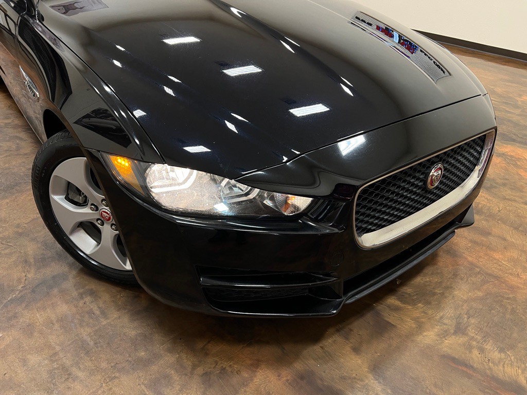 2017 Jaguar XE Image 39