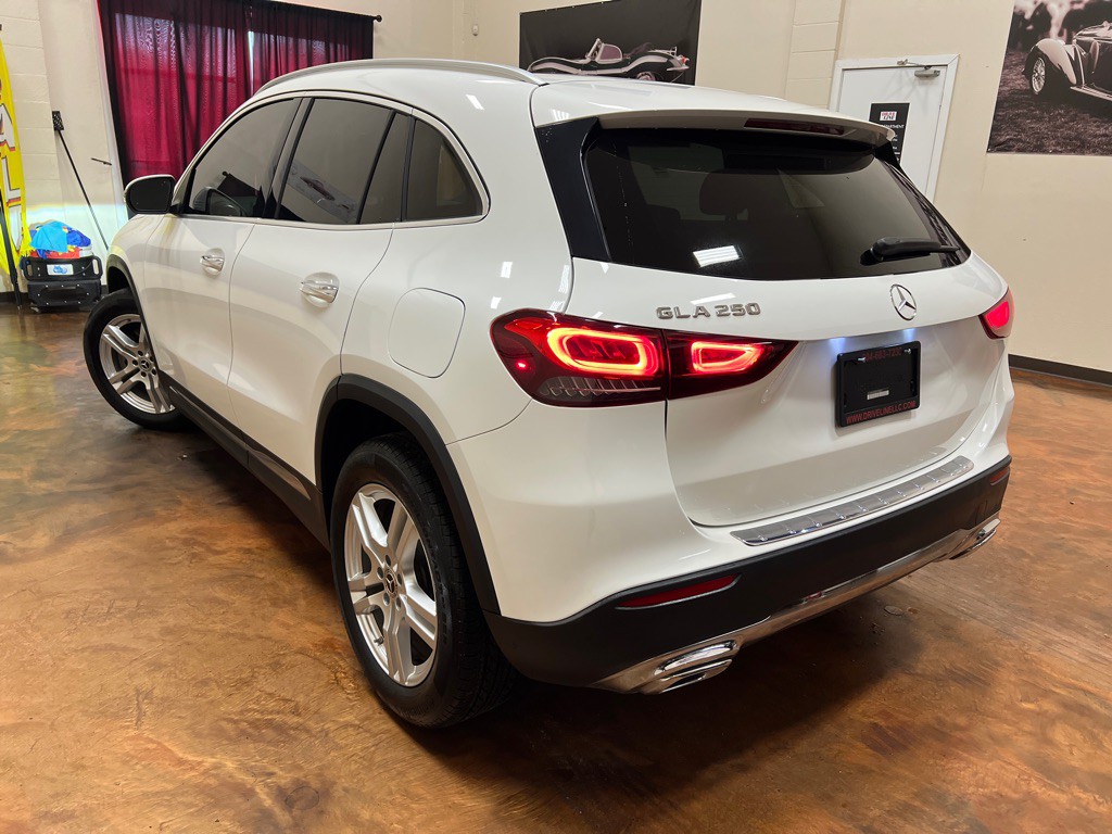 2021 Mercedes-Benz GLA-Class Image 2