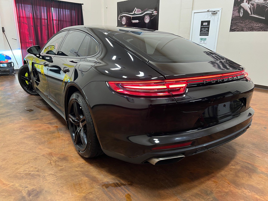 2018 Porsche Panamera Image 2
