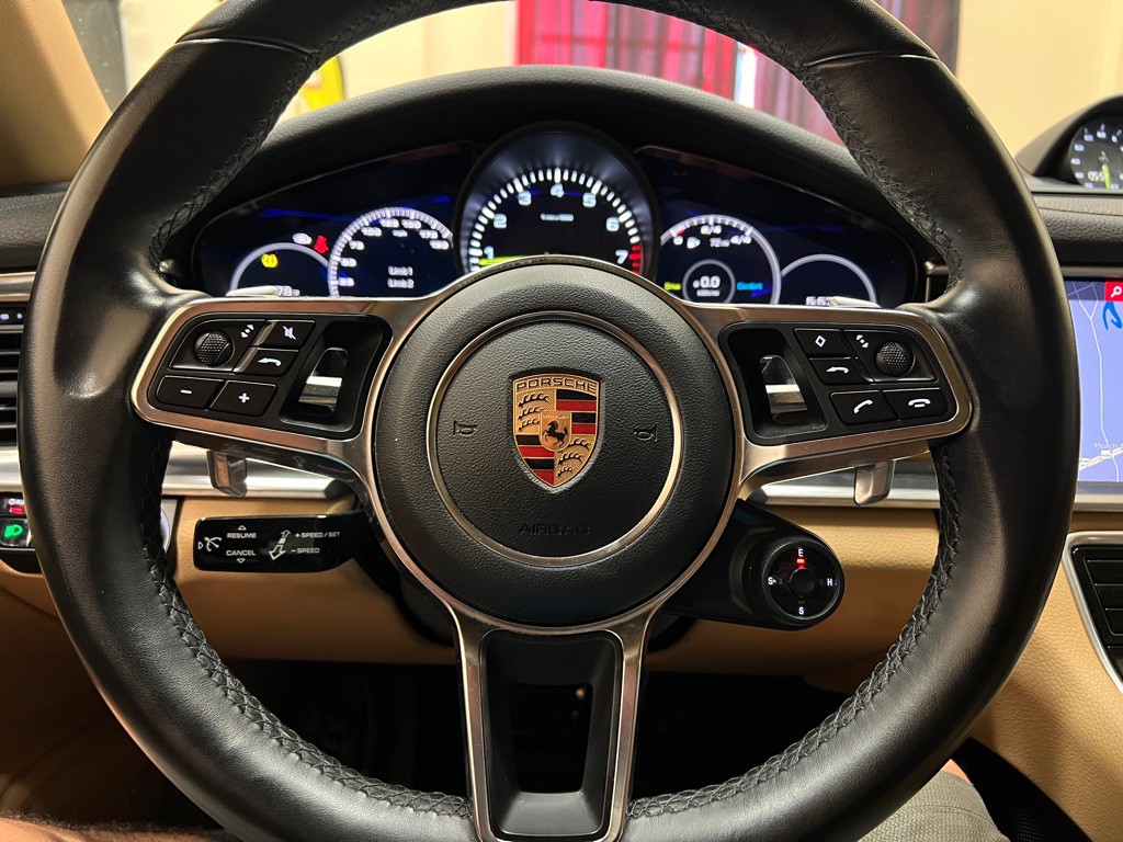 2018 Porsche Panamera Image 18