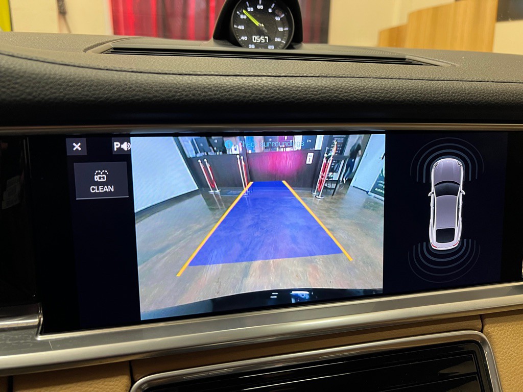 2018 Porsche Panamera Image 25