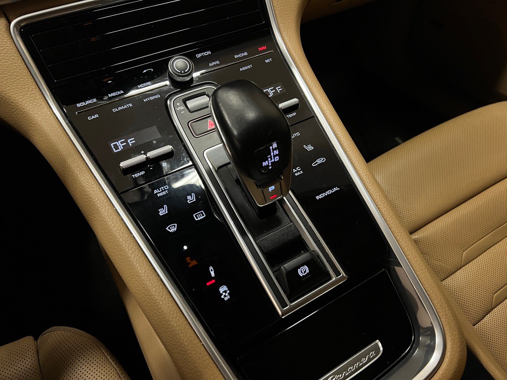 2018 Porsche Panamera Image 26