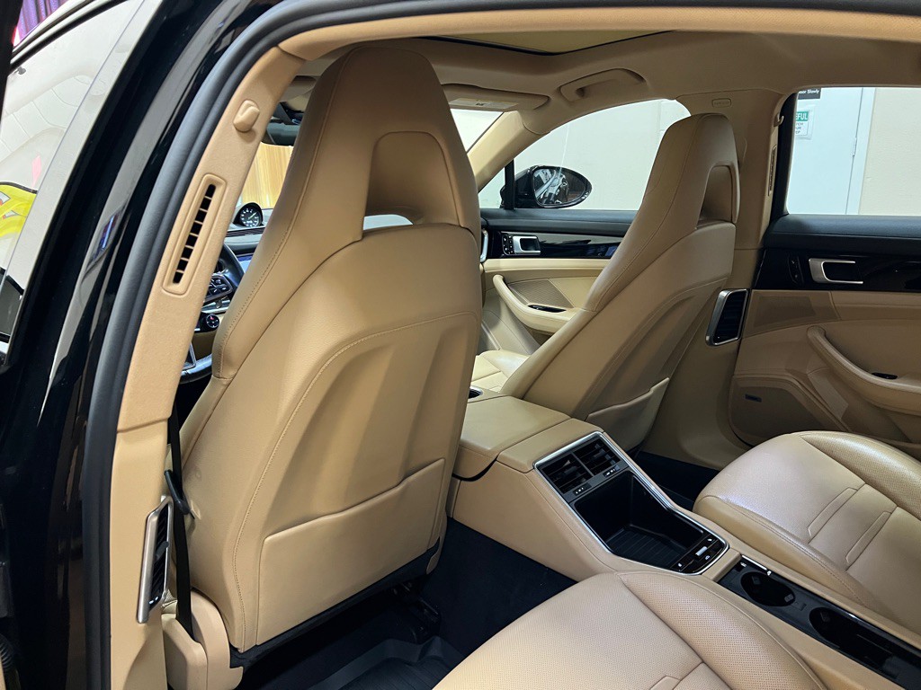 2018 Porsche Panamera Image 30