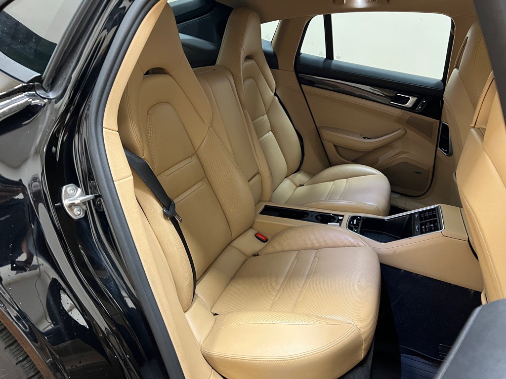 2018 Porsche Panamera Image 32