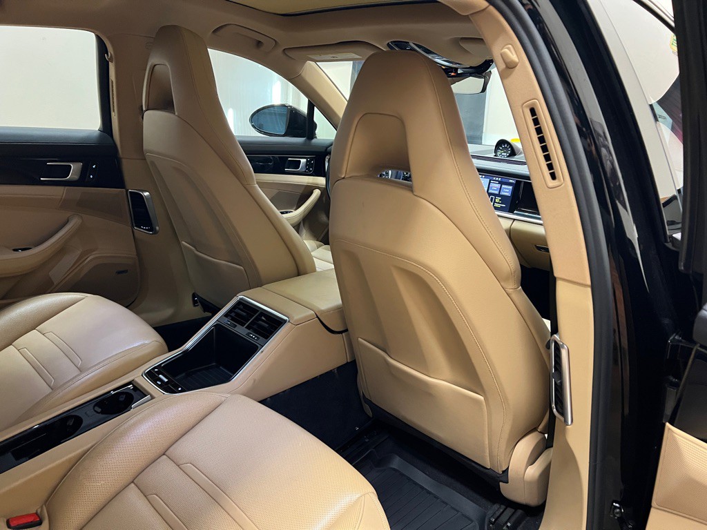 2018 Porsche Panamera Image 33