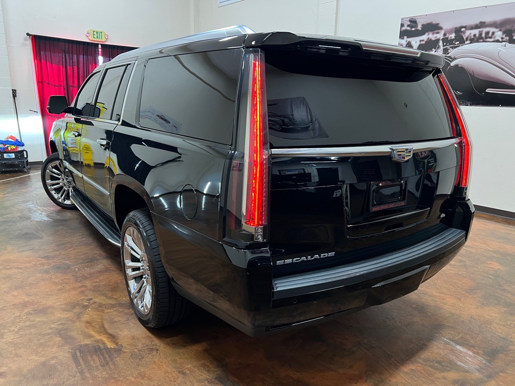 2020 Cadillac Escalade Image 2