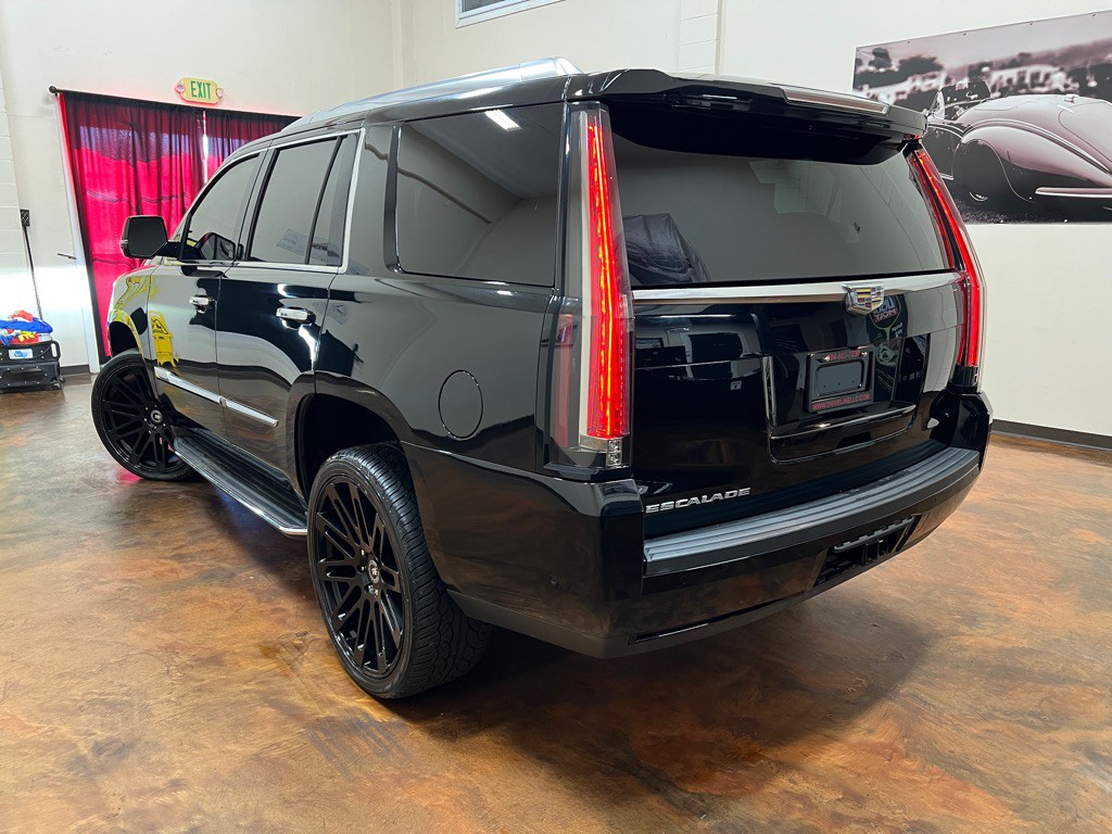 2017 Cadillac Escalade Image 2