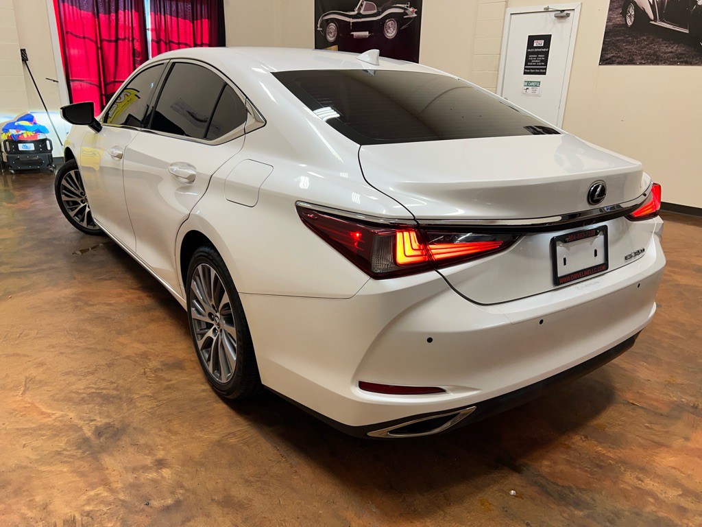 2019 Lexus ES Image 2