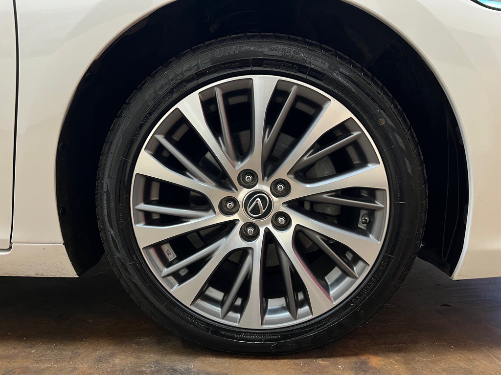 2019 Lexus ES Image 11