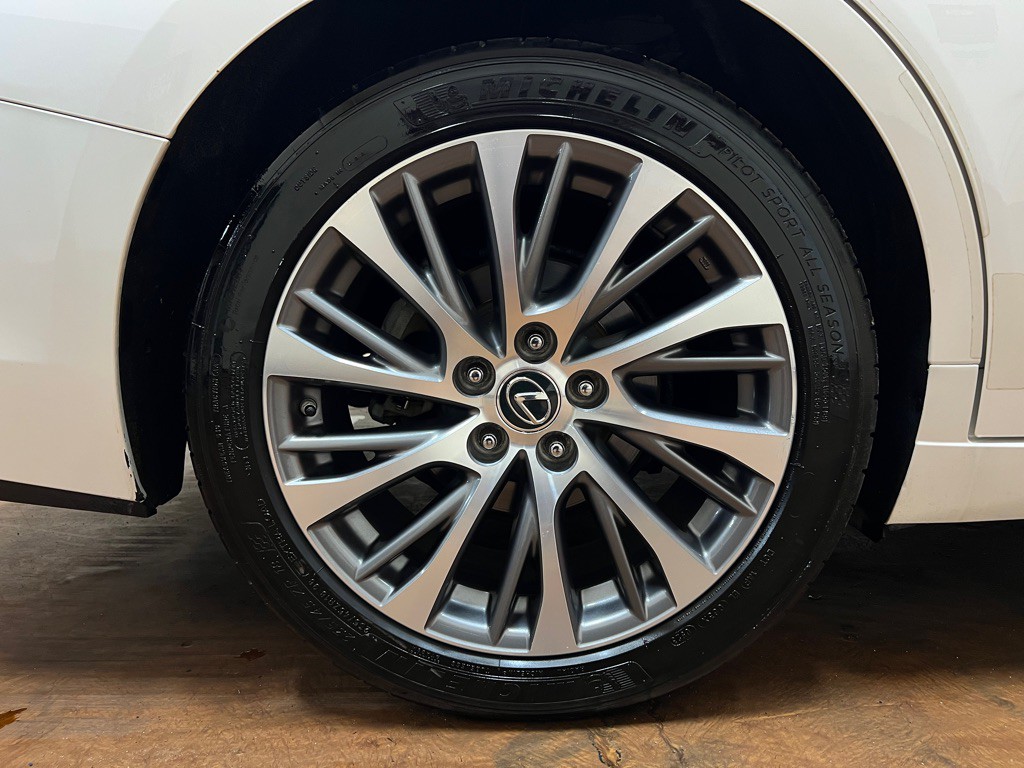 2019 Lexus ES Image 12