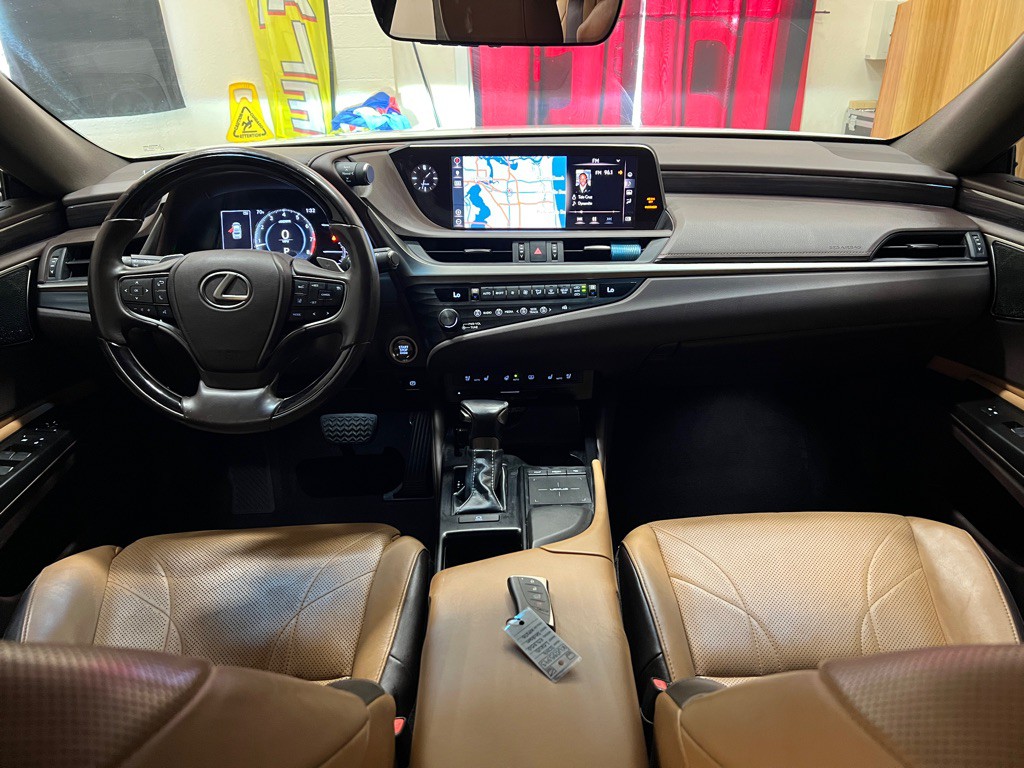 2019 Lexus ES Image 14