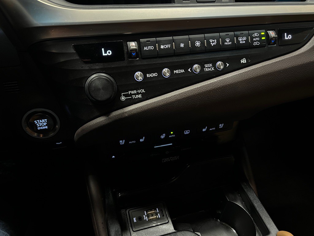2019 Lexus ES Image 25