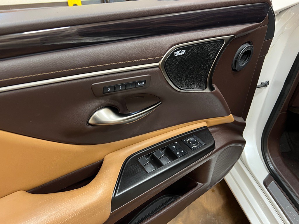 2019 Lexus ES Image 28