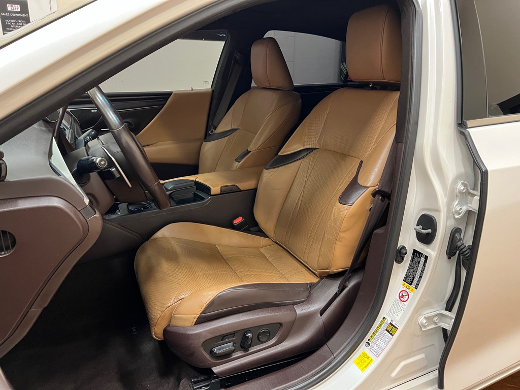 2019 Lexus ES Image 29