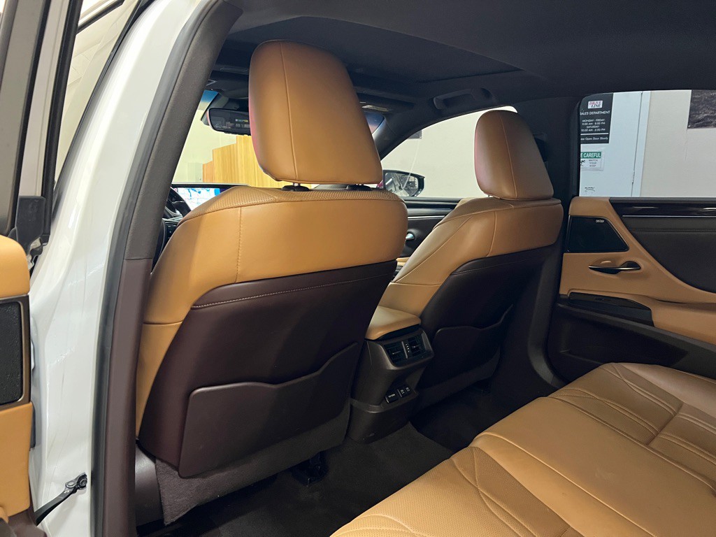 2019 Lexus ES Image 30
