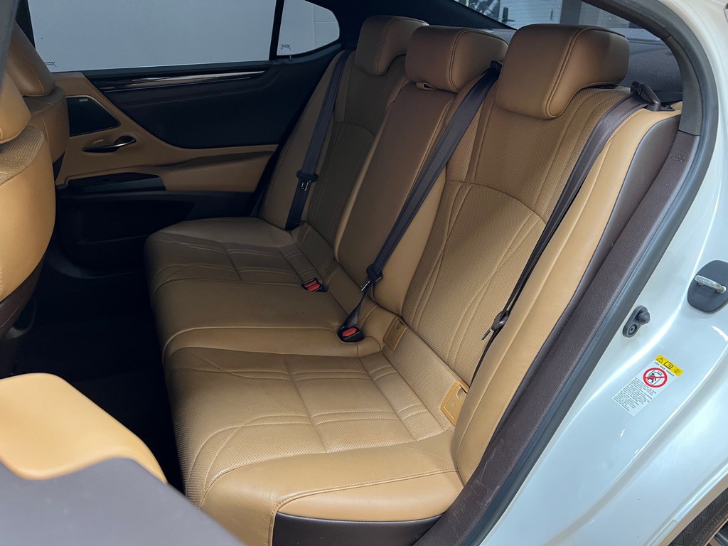 2019 Lexus ES Image 31