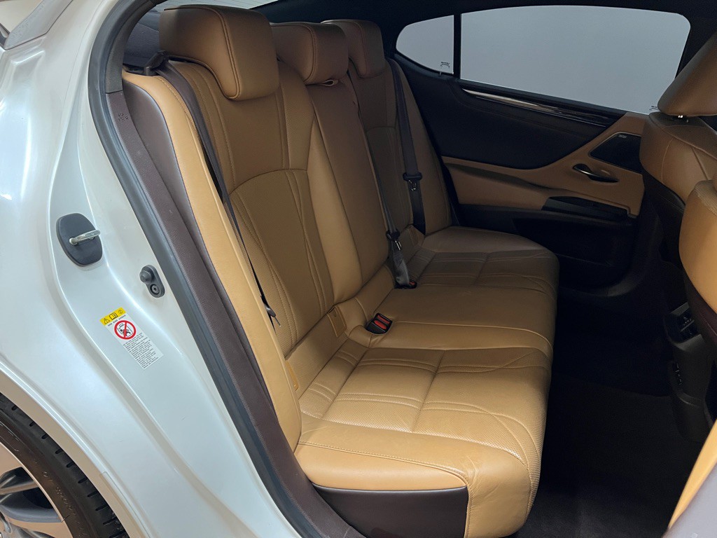 2019 Lexus ES Image 32