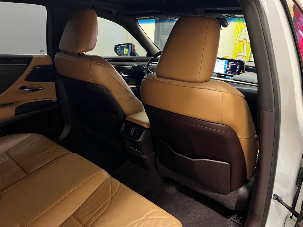 2019 Lexus ES Image 33