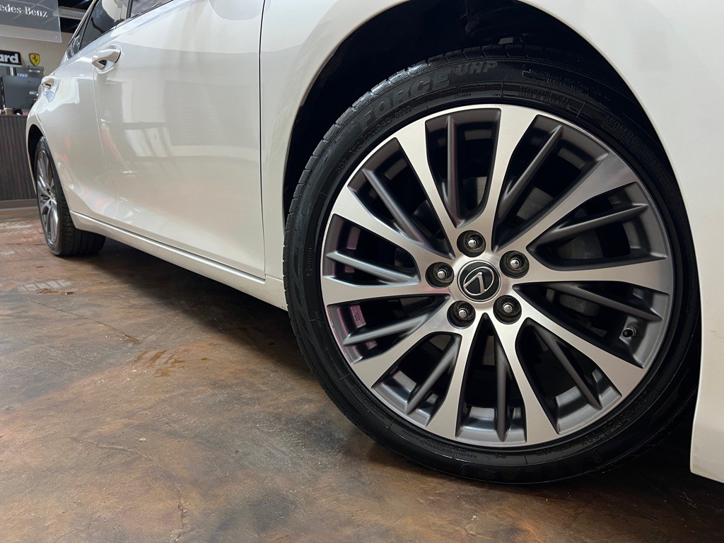 2019 Lexus ES Image 39