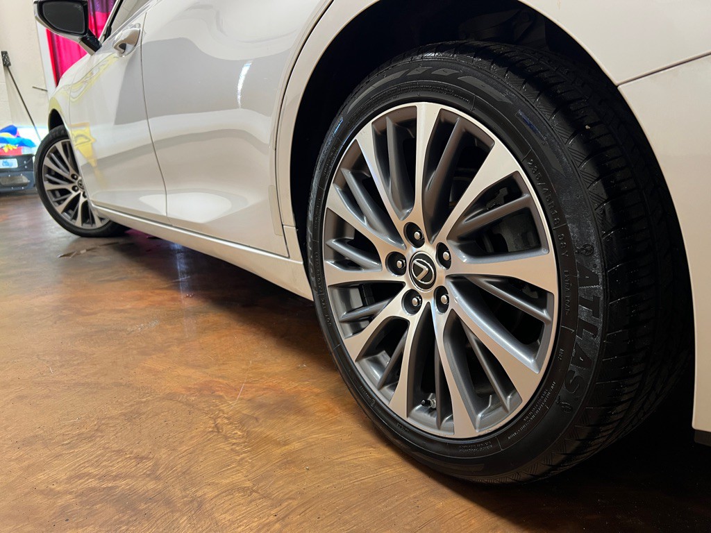 2019 Lexus ES Image 40