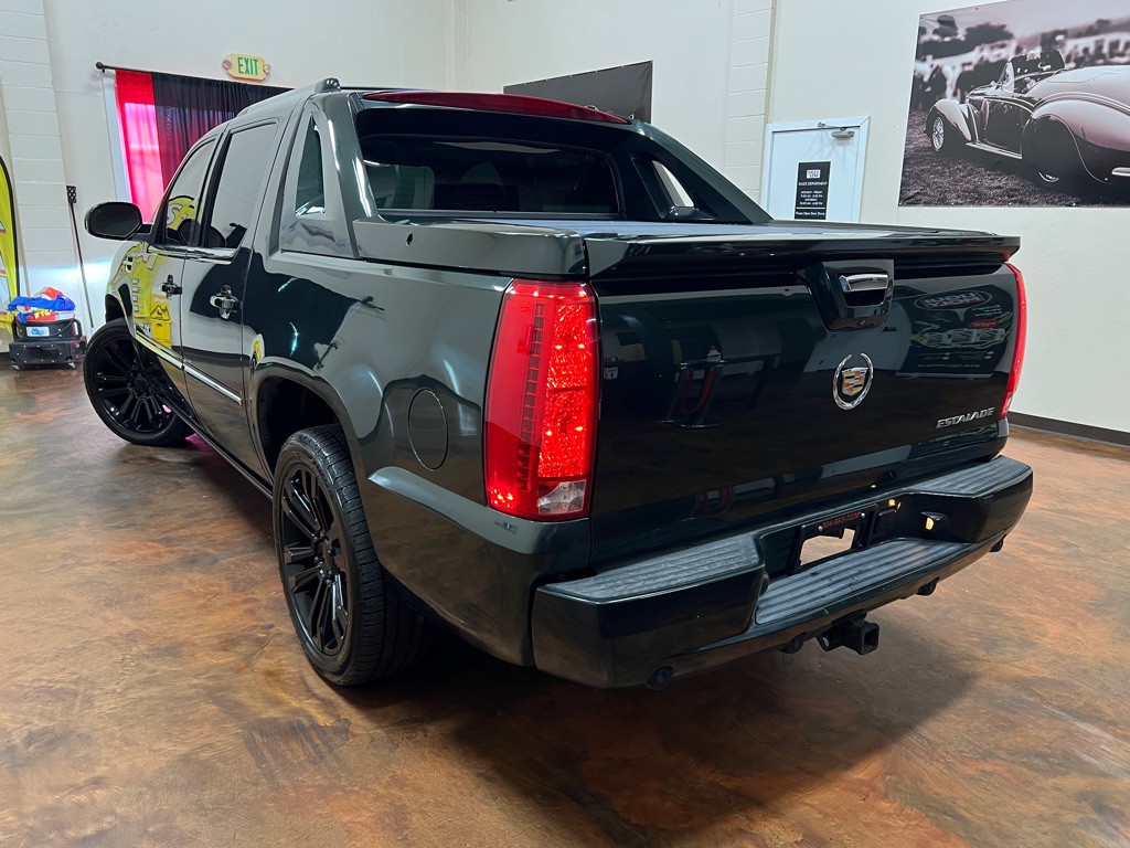 2013 Cadillac Escalade Image 2