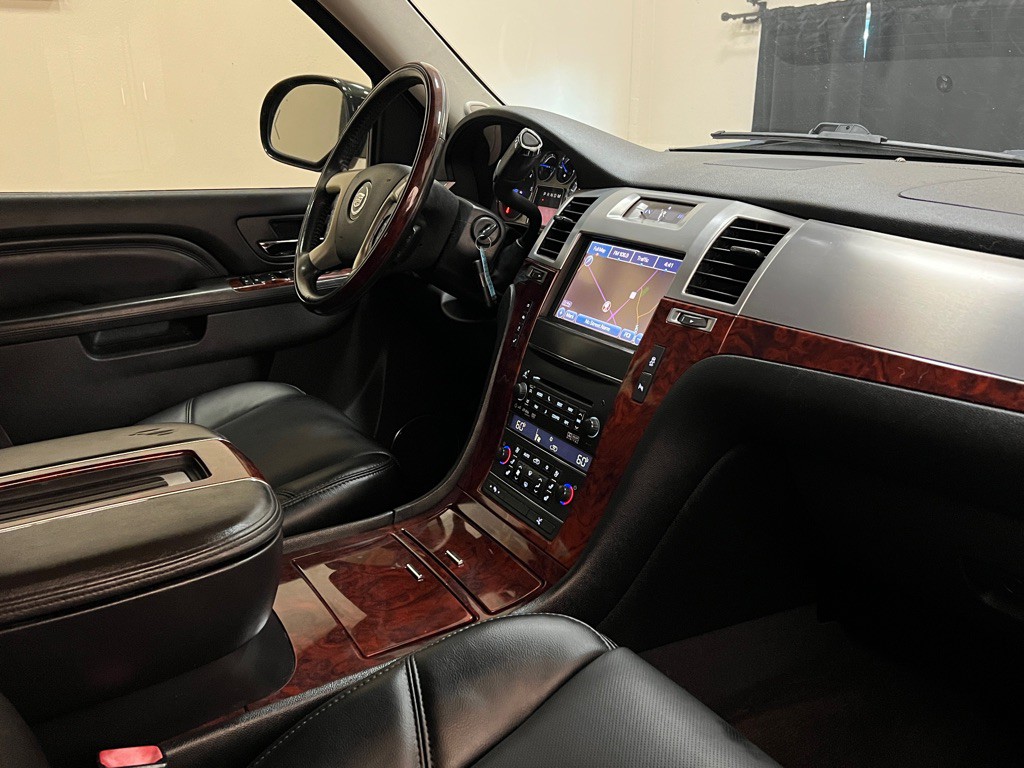 2013 Cadillac Escalade Image 17