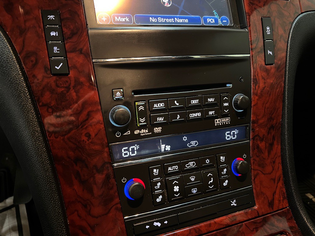 2013 Cadillac Escalade Image 28
