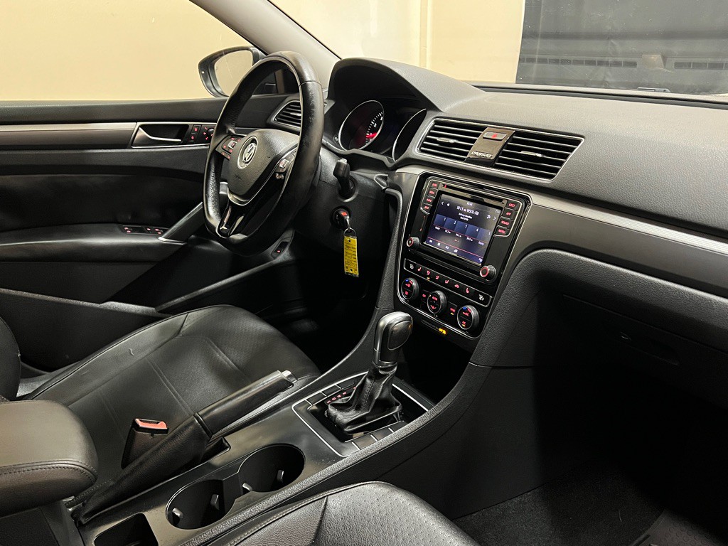 2018 Volkswagen Passat Image 15