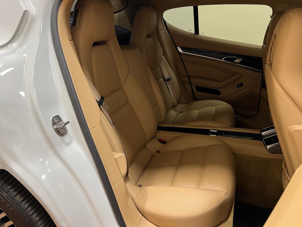 2013 Porsche Panamera Image 32