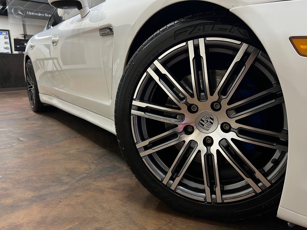 2013 Porsche Panamera Image 40