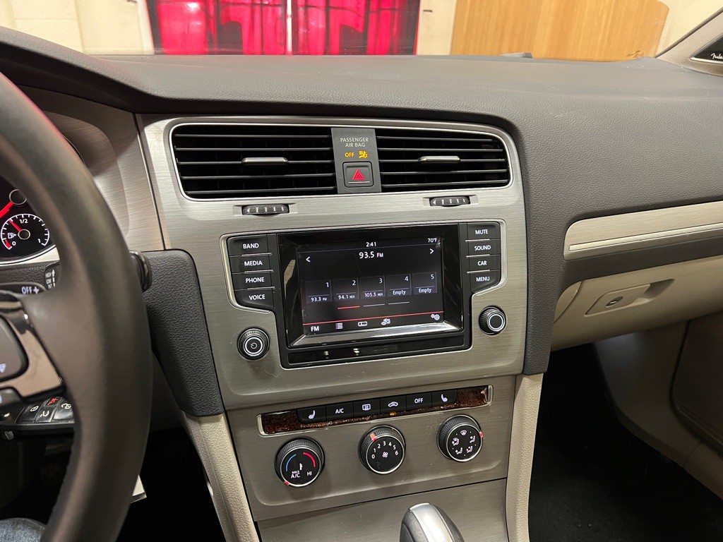 2015 Volkswagen Golf Image 23