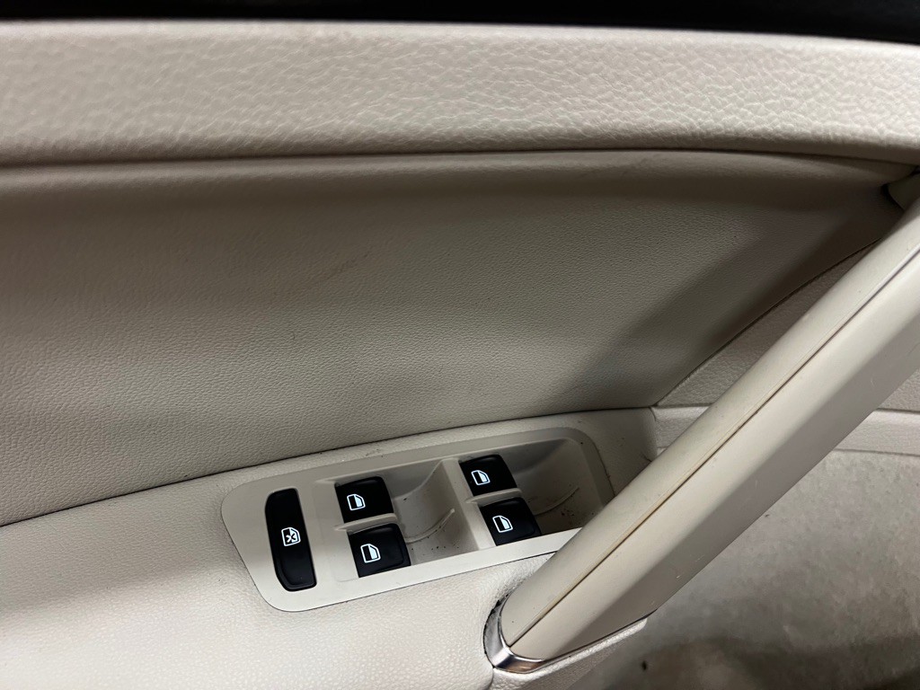 2015 Volkswagen Golf Image 28