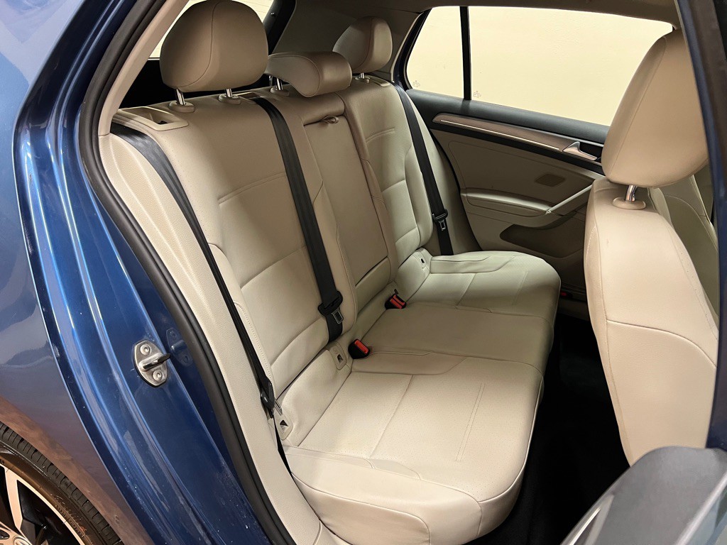 2015 Volkswagen Golf Image 32