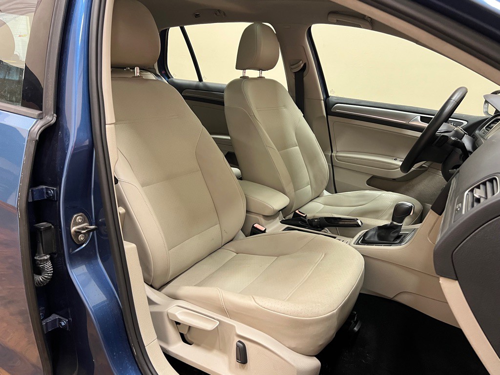 2015 Volkswagen Golf Image 34