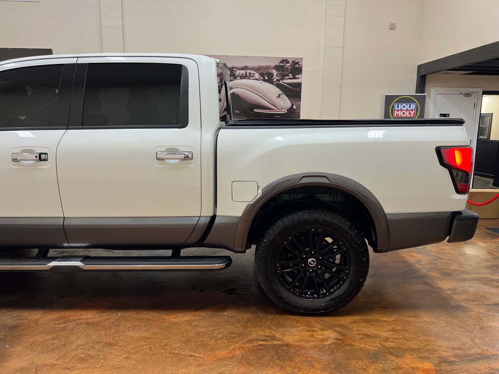 2020 Nissan Titan Image 7