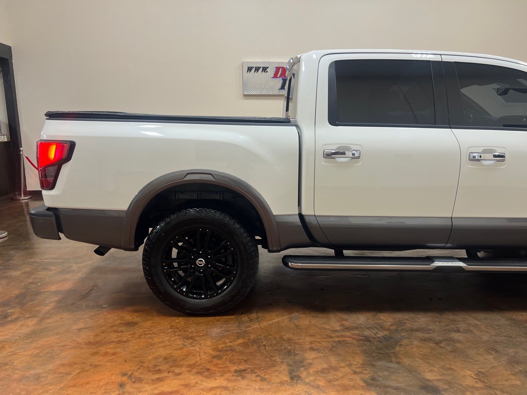 2020 Nissan Titan Image 11