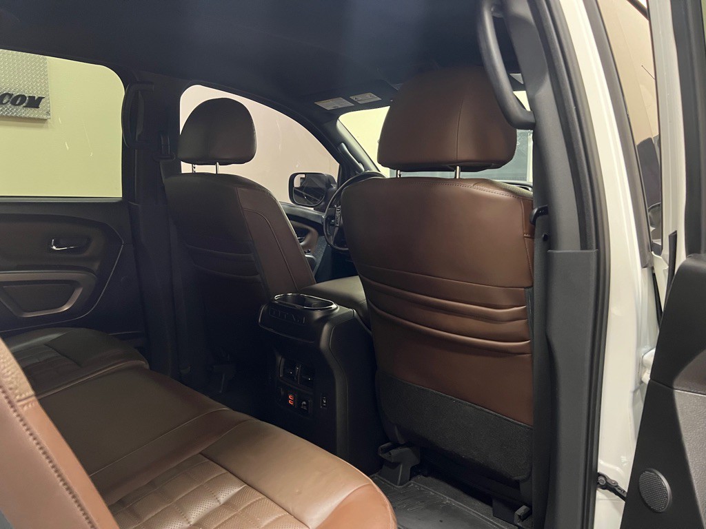 2020 Nissan Titan Image 38