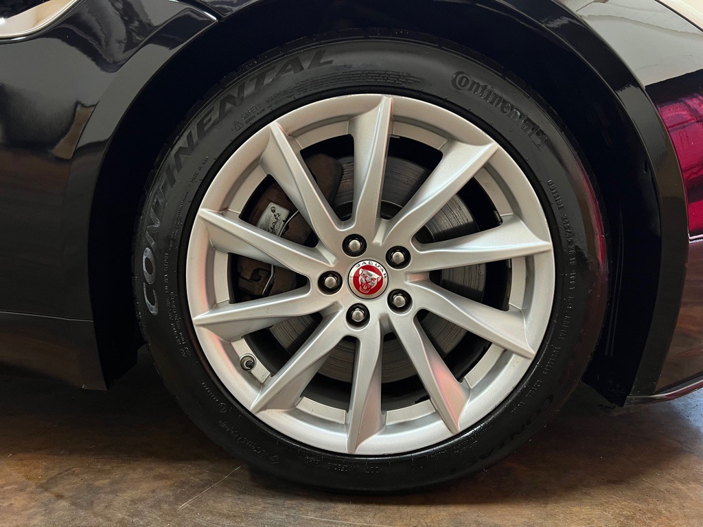 2019 Jaguar F-TYPE Image 11