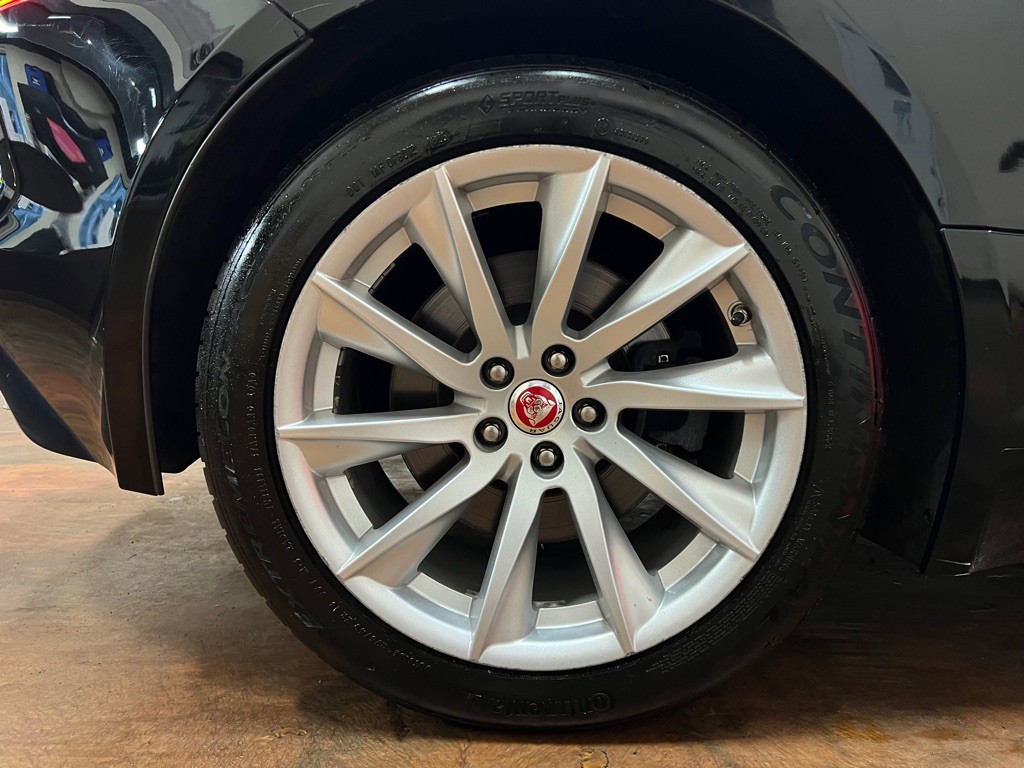 2019 Jaguar F-TYPE Image 12