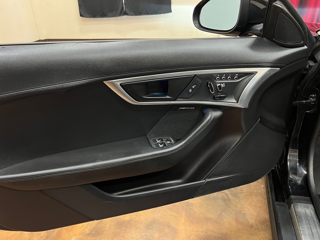 2019 Jaguar F-TYPE Image 36