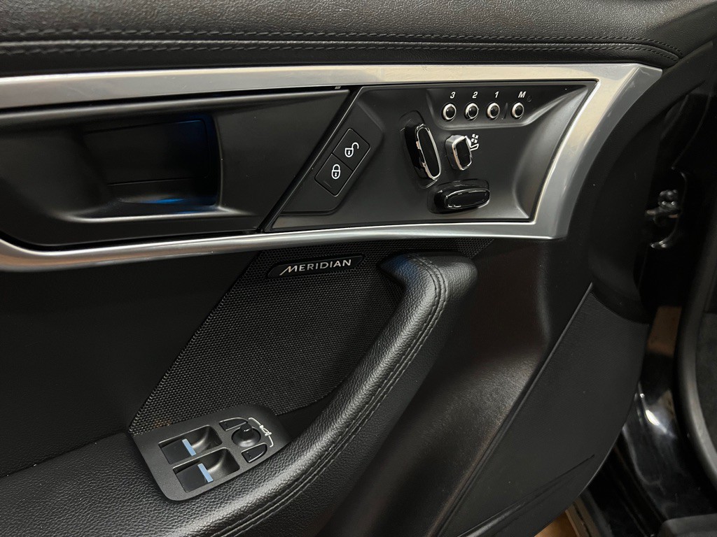 2019 Jaguar F-TYPE Image 37