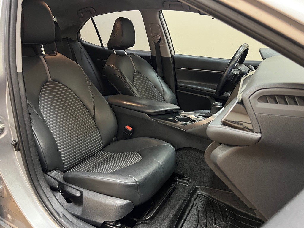 2019 Toyota Camry Image 32