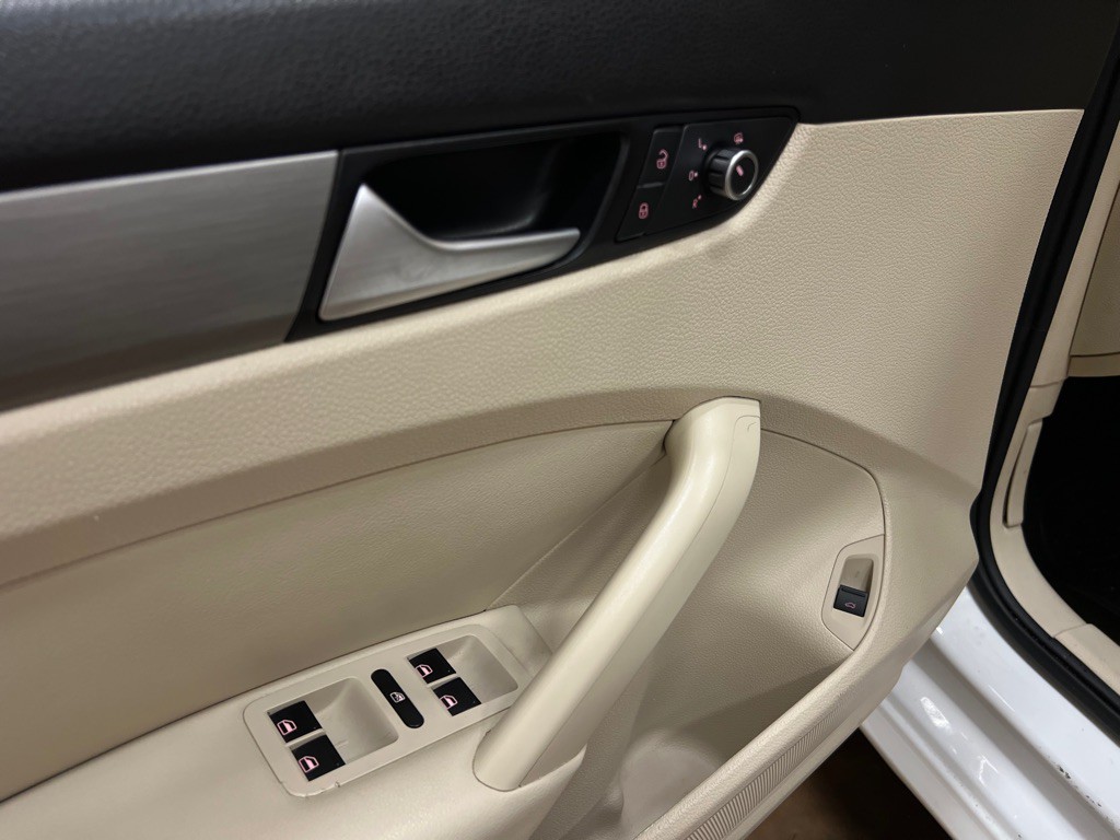 2015 Volkswagen Passat Image 18