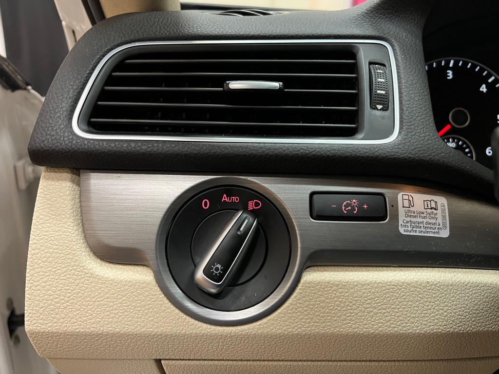 2015 Volkswagen Passat Image 19