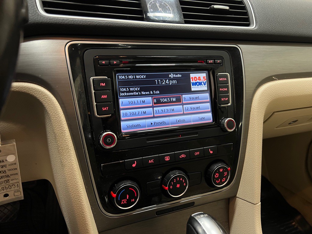 2015 Volkswagen Passat Image 23